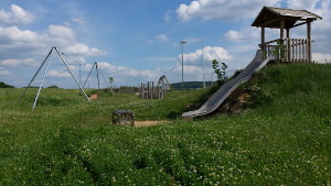 Was macht das Projekt „Naturnaher Spielplatz Bimbach?“