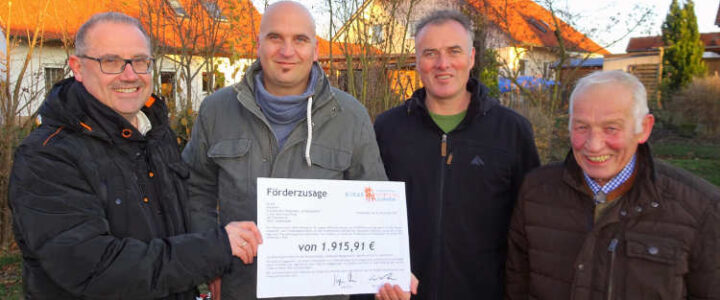 Scheck in Höhe von 1.915,91 € für das Elternprojekt „Platz der Begegnung für Jugend und Kind“ im Klingenfeld in Bimbach
