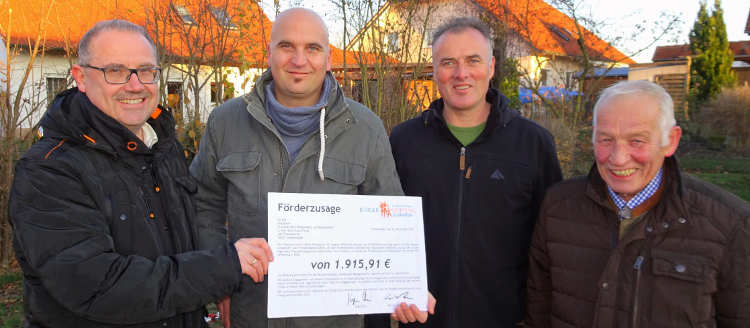 Scheck in Höhe von 1.915,91 € für das Elternprojekt „Platz der Begegnung für Jugend und Kind“ im Klingenfeld in Bimbach