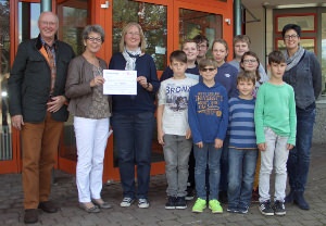 Scheckübergabe AG Lego Mindstorms und WeDo Lüdertalschule Großenlüder